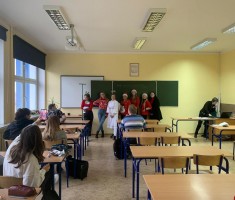 Powiększ zdjęcie Młodzież w strojach mikołajkowych