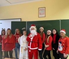 Powiększ zdjęcie Młodzież w strojach mikołajkowych