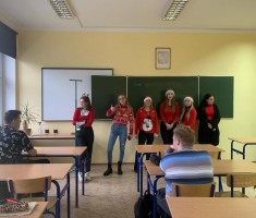 Powiększ zdjęcie Młodzież w strojach mikołajkowych