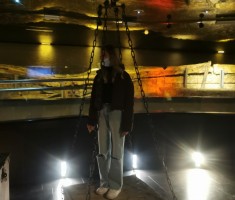 Powiększ zdjęcie muzeum Podziemia Rynku - ważenie uczestników na wadze średniowiecznej