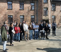 Powiększ zdjęcie w muzeum Auschwitz