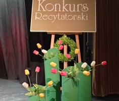 Powiększ zdjęcie Konkurs recytatorski - napis i dekoracja z kwiatów