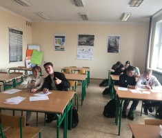 Powiększ zdjęcie Dzień Języków Obcych - uczniowie podczas konkursu