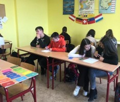 Powiększ zdjęcie Dzień Języków Obcych - uczniowie podczas konkursu