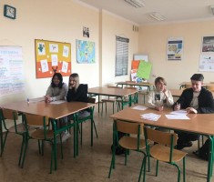 Powiększ zdjęcie Dzień Języków Obcych - uczniowie podczas konkursu