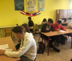 Powiększ zdjęcie Dzień Języków Obcych - uczniowie podczas konkursu