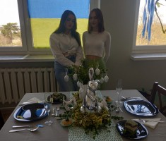 Powiększ zdjęcie Uczennice prezentujące przygotowany przez siebie wielkanocny stół