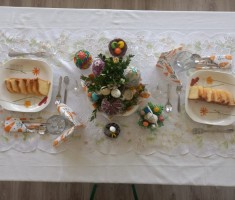 Powiększ zdjęcie Świąteczny stół przygotowany przez uczniów