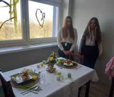 Powiększ zdjęcie Uczennice prezentujące przygotowany przez siebie wielkanocny stół