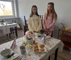 Powiększ zdjęcie Uczennice prezentujące przygotowany przez siebie wielkanocny stół