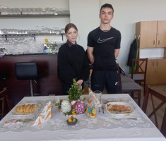 Powiększ zdjęcie Uczniowie prezentujący przygotowany przez siebie wielkanocny stół