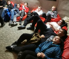 Powiększ zdjęcie seans filmowy w sali multimedialnej na zamku