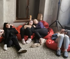 Powiększ zdjęcie seans filmowy w sali multimedialnej na zamku