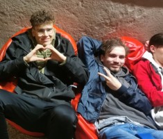 Powiększ zdjęcie seans filmowy w sali multimedialnej na zamku