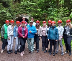 Powiększ zdjęcie grupa przed wejściem do podziemi 