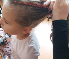 Powiększ zdjęcie Czesanie warkoczyków