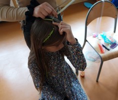 Powiększ zdjęcie Czesanie warkoczyków