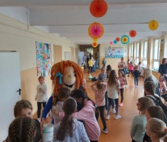 Powiększ zdjęcie Zbiórka do puszki w szkole