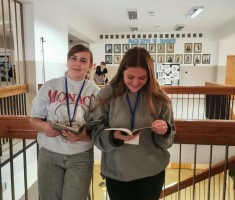 Powiększ zdjęcie Uczniowie podczas akcji 