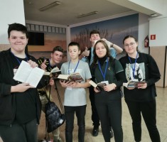 Powiększ zdjęcie Uczniowie podczas akcji 