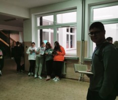 Powiększ zdjęcie Uczniowie podczas akcji 