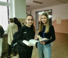 Powiększ zdjęcie Uczniowie podczas akcji 