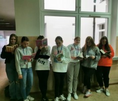 Powiększ zdjęcie Uczniowie podczas akcji 