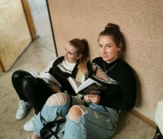 Powiększ zdjęcie Uczniowie podczas akcji 