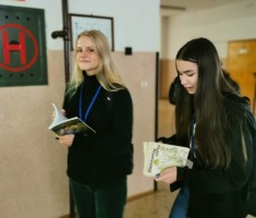 Powiększ zdjęcie Uczniowie podczas akcji 