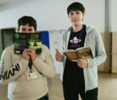 Powiększ zdjęcie Uczniowie podczas akcji 