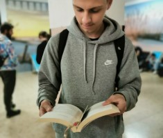 Powiększ zdjęcie Uczniowie podczas akcji 