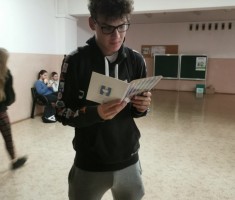 Powiększ zdjęcie Uczniowie podczas akcji 