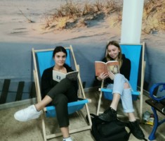 Powiększ zdjęcie Uczniowie podczas akcji 