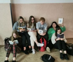 Powiększ zdjęcie Uczniowie podczas akcji 