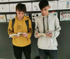 Powiększ zdjęcie Uczniowie podczas akcji 