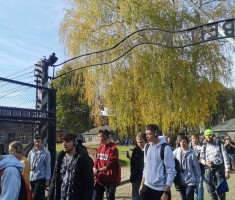 Powiększ zdjęcie Muzeum Auschwitz - przejście przez bramę z napisem 
