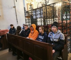 Powiększ zdjęcie W synagodze Remuh- panowie z obowiązkowym nakryciem głowy