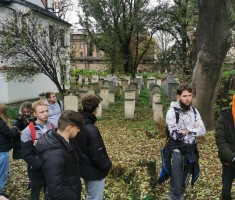 Powiększ zdjęcie Na cmentarzu Remuh - w tle macewy