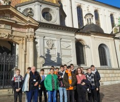 Powiększ zdjęcie W tle katedra wawelska