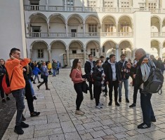 Powiększ zdjęcie Na wawelskim dziedzińcu