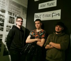 Powiększ zdjęcie W muzeum 