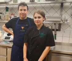 Powiększ zdjęcie Laura z szefem kuchni Villatoro podczas przygotowań do konkursu