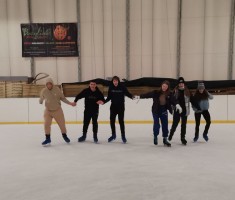 Powiększ zdjęcie W grupie raźniej i bezpieczniej.