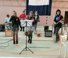 Powiększ zdjęcie Koncert szkolnego zespołu uświetnił piątkowy finał WOŚP w szkole