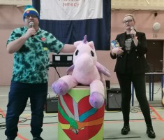 Powiększ zdjęcie Prowadzący w profesjonalny i z przymrużeniem oka prowadził licytacje kolejnych przedmiotów