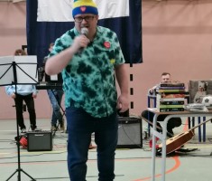 Powiększ zdjęcie Prowadzący showman i odpowiedzialny za nagłośnienie w swoich żywiołach