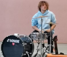 Powiększ zdjęcie Był też czas na efektowne solówki w wykonaniu członków zespołu szkolnego