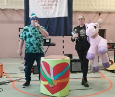 Powiększ zdjęcie Różowy jednorożec trafia na licytację