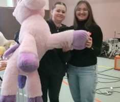 Powiększ zdjęcie Zadowolone zwyciężczynie licytacji jednorożca.