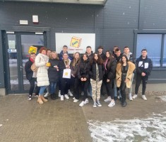 Powiększ zdjęcie Uczestnicy wycieczki przed budynkiem firmy Geis